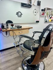 Trasp�s Local Comercial  Carrer de guip�scoa. Traspaso barber�a con cabina de est�tica