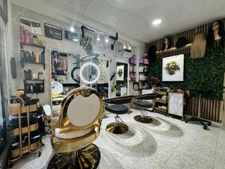 Transfer Business premise  Passeig maragall. Traspaso peluquería unisex y estética