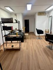 Trasps Local Comercial a Carrer de padilla 346. Traspaso peluquera con vivienda