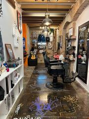 Traspaso Local Comercial en Gòtic. Traspaso barbería y venta de productos