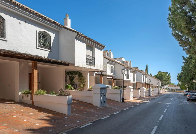 Foto ba39a2f9-085c-4824-a1e6-e59d739784a2. Casa a calle jazmín a Paraiso - Barronal Estepona