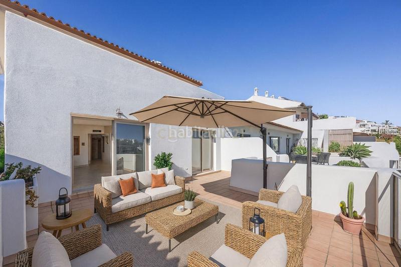 Foto a588dbd3-08fc-4a5a-8c3a-0a4c00b1c533. Zweistöckige wohnung mit parking pool in La Concha - Resina Golf Estepona