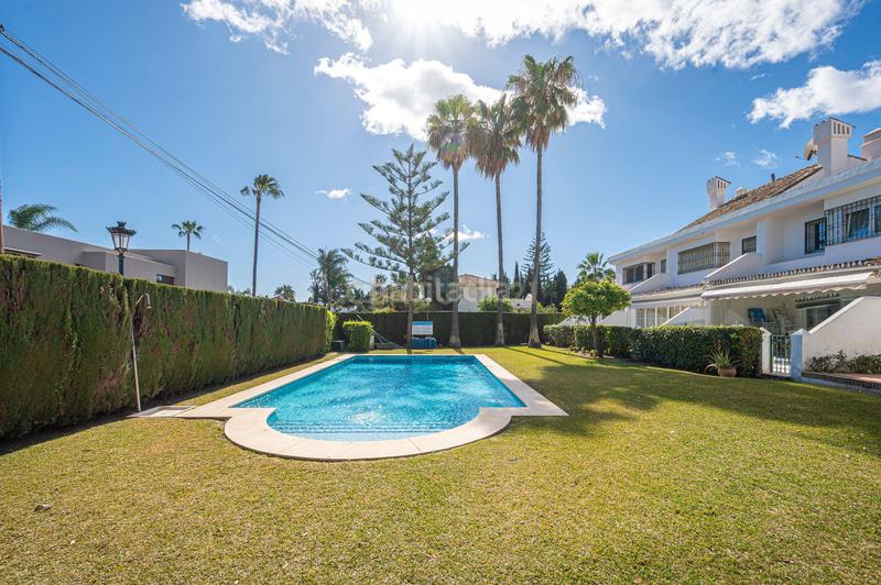 Foto 16745b86-1a0e-46b6-a9e3-d8e289aea4db. Casa a schiera con piscina in Nueva Alcántara Marbella