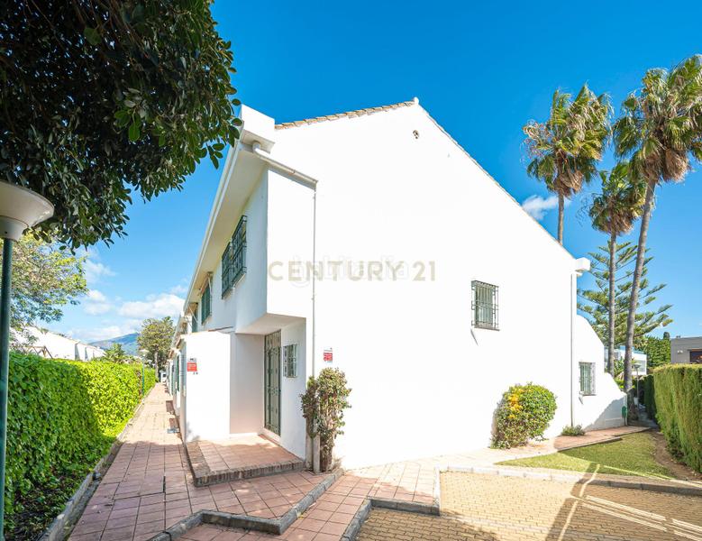 Foto cf3c8f6b-7e6a-4d9c-8aa0-445e22e9f070. Casa a schiera con piscina in Nueva Alcántara Marbella