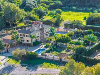 Casa a La Quinta. Su santuario mediterráneo con vistas al golf exclusiva villa par