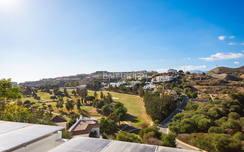 Foto f2ff283a-8a11-4039-bd37-e96e2abb388c. Casa amb aparcament piscina a La Alquería Benahavís