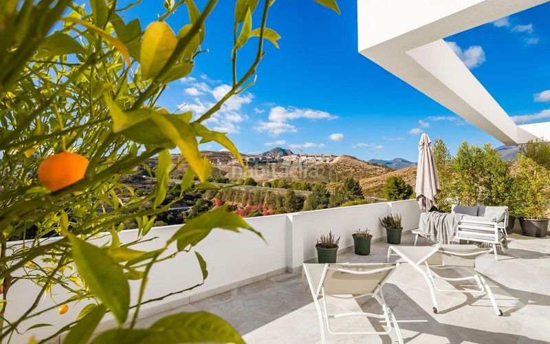 Foto f5292e76-7d87-4e6c-a7e3-02a424007a9f. Casa amb aparcament piscina a La Alquería Benahavís