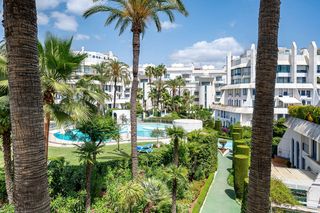 Duplex à C. de ramón gómez de la serna, 23, 29602 marbella, málaga, spain. Exclusivo dúplex renovado con garaje y trastero en marbella hous