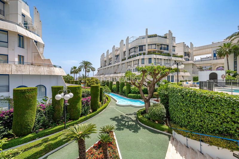 Foto 8a98d32a-0089-495c-8cf7-ce72ddaa19a4. Dúplex amb piscina a Playa de la Fontanilla Marbella