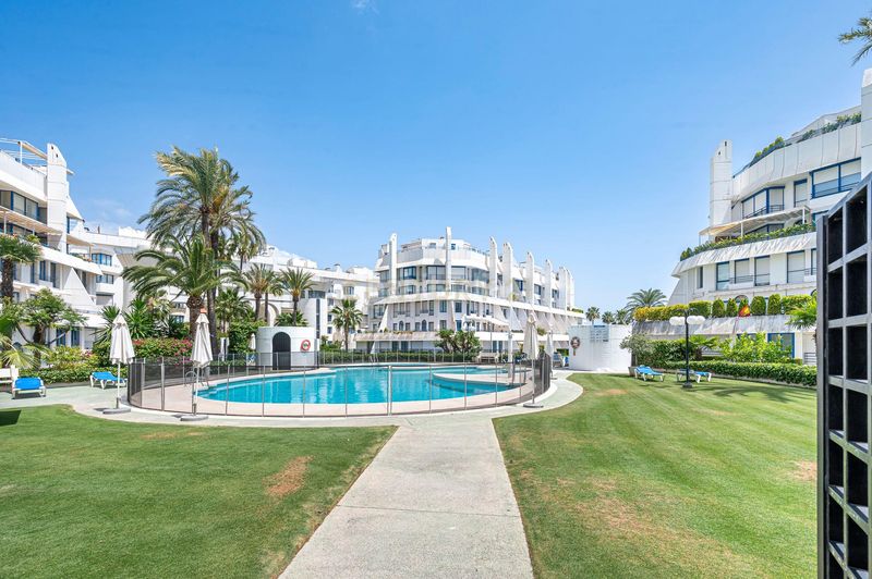 Foto 96e40000-a0cb-4324-ad40-c6d6c4c8bd6e. Dúplex amb piscina a Playa de la Fontanilla Marbella