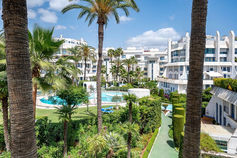 Foto b7ade611-e9f6-46e6-91eb-7f9c85847a19. Dúplex amb piscina a Playa de la Fontanilla Marbella