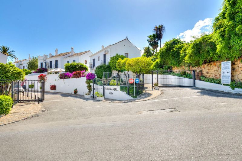 Foto 988d3451-5b6d-4482-8f38-4e7eeb0ae3a3. Casa amb piscina a Los Naranjos Marbella
