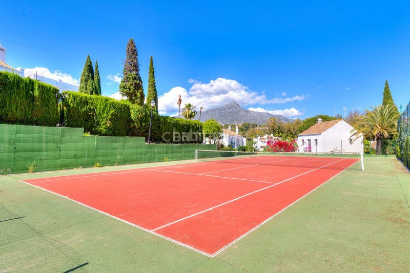 Foto b147543a-9816-4d11-8dcf-2e1a17c80d5e. Casa amb piscina a Los Naranjos Marbella