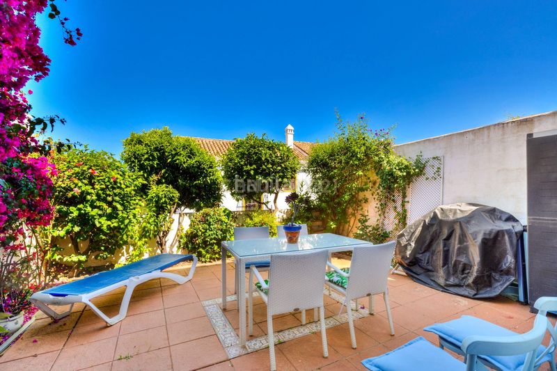 Foto c37fba59-53b6-43d4-a634-490cf1156bac. Casa amb piscina a Los Naranjos Marbella
