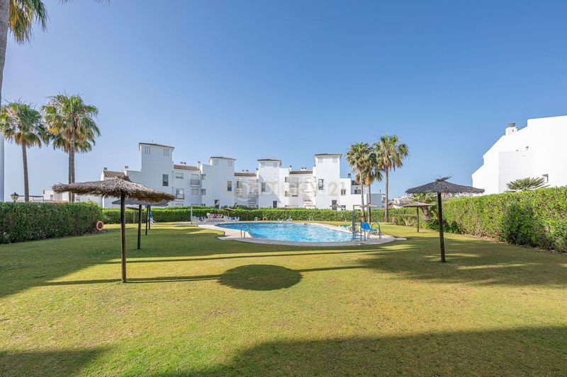 Foto 0a40b367-0d51-4644-9af2-037f4fe8a729. Apartament amb aparcament piscina a El Castillo Manilva