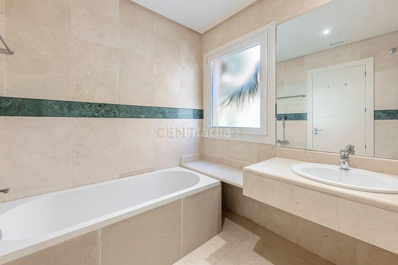 Foto 0e3c3853-e1a6-4561-a8b7-055c62f126f1. Apartament amb aparcament piscina a Los Naranjos Marbella