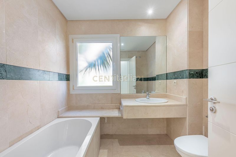 Foto 5d3cdd9a-c49f-4cb8-894d-29a31e35556f. Apartament amb aparcament piscina a Los Naranjos Marbella