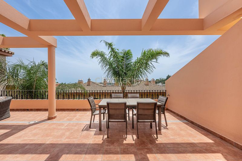 Foto 95359763-2c9c-4bf7-94c7-cfbac6f8d04e. Apartament amb aparcament piscina a Los Naranjos Marbella