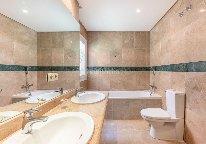 Foto a8c841b0-ec3c-4701-89cc-6c070abceb58. Apartament amb aparcament piscina a Los Naranjos Marbella