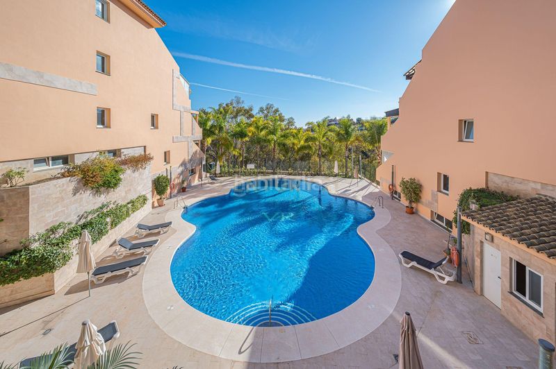 Foto c39e0114-ad46-4b2e-bd8a-1d64d30f527d. Apartament amb aparcament piscina a Los Naranjos Marbella