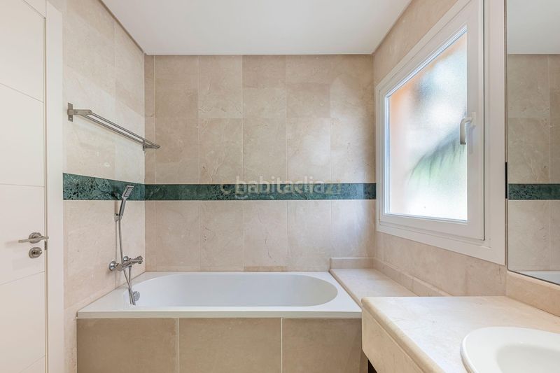 Foto d79eaa2f-6dc0-4500-9b94-9fd08d6a97a5. Apartament amb aparcament piscina a Los Naranjos Marbella
