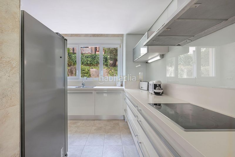 Foto e15651db-8c1f-4739-8c70-971fa7c1fb1a. Apartament amb aparcament piscina a Los Naranjos Marbella