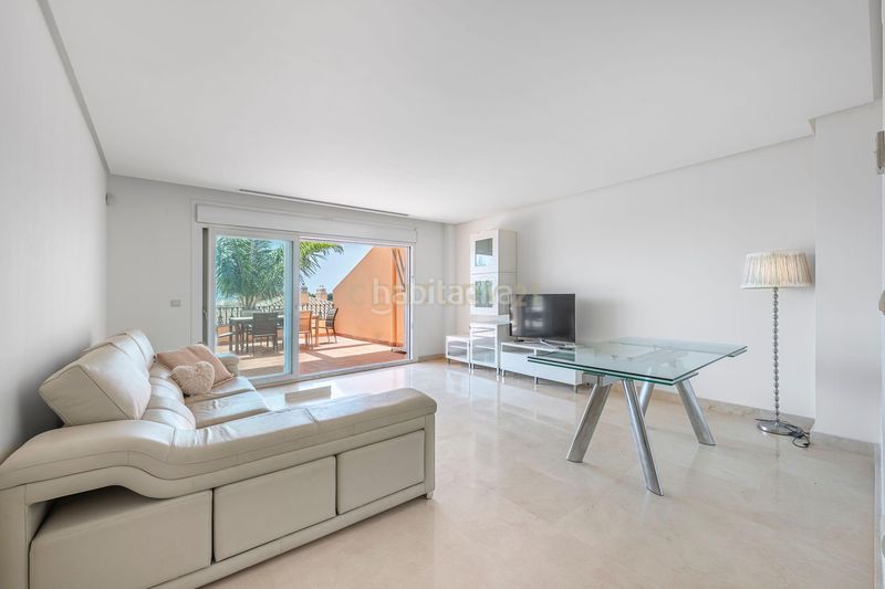 Foto e3678990-8a18-4fcf-820f-6f693824f7d1. Apartament amb aparcament piscina a Los Naranjos Marbella