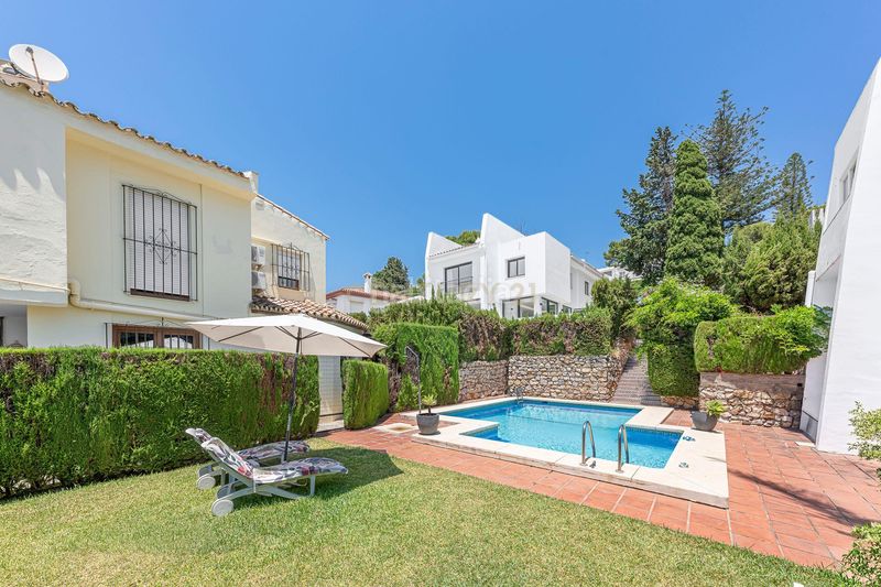 Foto 46ea7bcb-a09f-4c61-8d17-a20c21ab196c. Casa amb piscina a Las Brisas Marbella