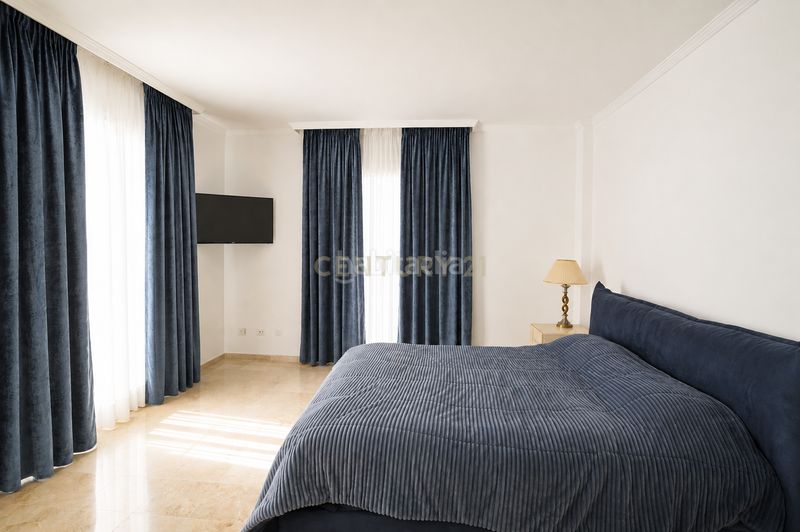 Foto 0054ee25-f0ab-45bd-a38f-c375d202099e. Casa en urbanización aloha lake elegante vivienda en aloha lake village nueva andalucía en Marbella