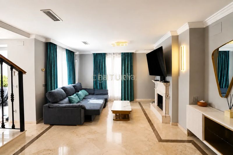 Foto 0472a91a-0527-4b98-81a5-3f7a8123c18a. Casa en urbanización aloha lake elegante vivienda en aloha lake village nueva andalucía en Marbella