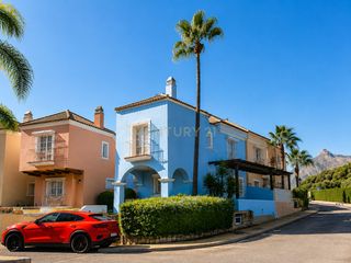 Casa  Urbanización aloha lake, marbella, spain 18. Elegante vivienda en aloha lake village  nueva andalucía