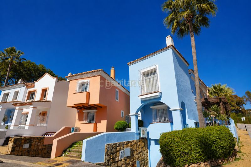 Foto 40d4d5fe-cd45-4ca7-a3b8-a891563dad9f. Casa en urbanización aloha lake elegante vivienda en aloha lake village nueva andalucía en Marbella