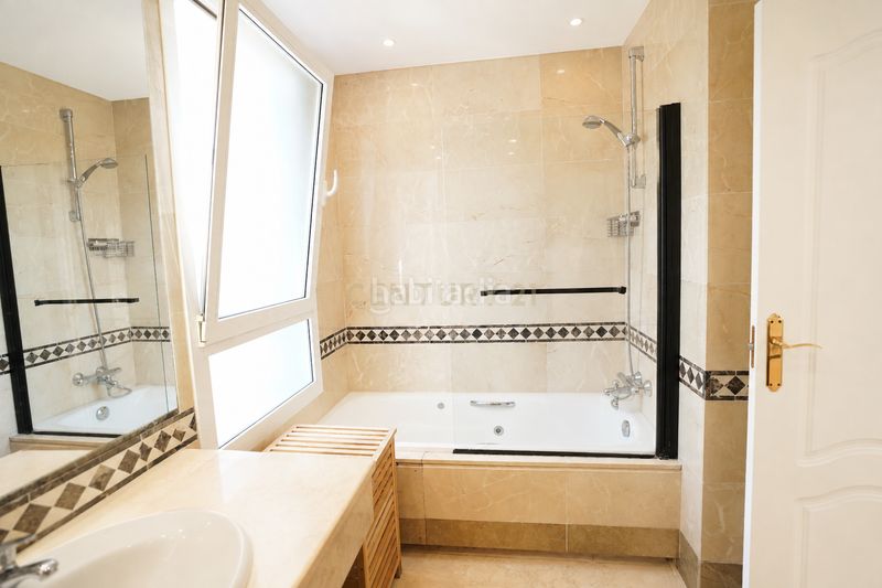 Foto ba9fbb1b-bbbf-497b-81ac-4088ae63a011. Casa en urbanización aloha lake elegante vivienda en aloha lake village nueva andalucía en Marbella
