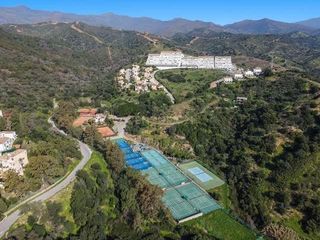 Landgut in Altos de Estepona. Parcela urbana de 898 m en montesollas abejeras, estepona  junto