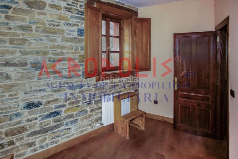 Foto e1cbcacf-d14d-4713-8c20-4542422a727a. Piso venta de edificio en Vega de Valcarce
