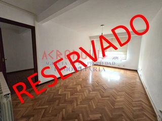 Flat  Alcalde miguel castaño 10. Piso en alcalde miguel castaño 10 mercado