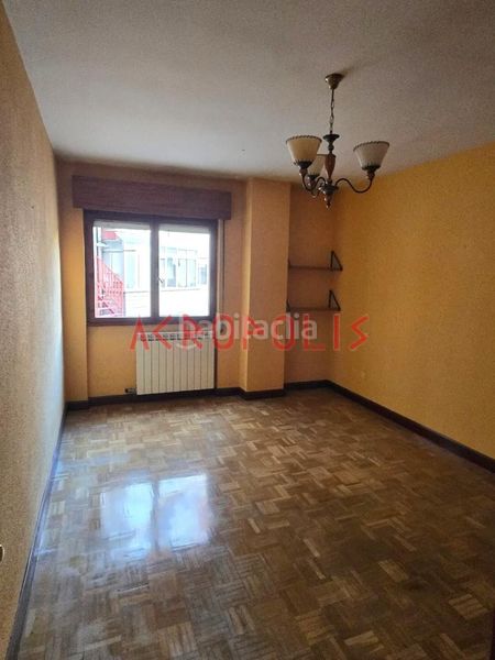 Foto 28b8cb39-4c9f-4c14-8437-bbd14d8d57a1. Piso venta de piso en San Claudio - La Chantría León