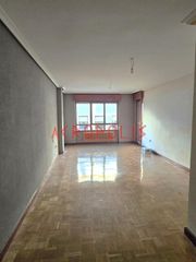 Pis  Calle velázquez 2. Venta de piso en león