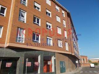 Geschäftsraum in Armunia. Venta de local en antibióticos, león