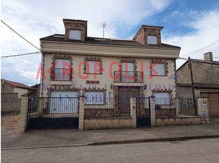 Casa in Gradefes. Venta de casa adosada en gradefes, león