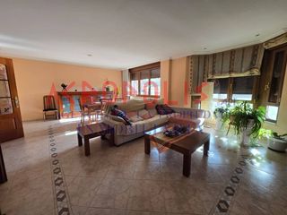 Casa en Onzonilla. Venta de casa adosada con gran nave, terraza y espacios �nicos e