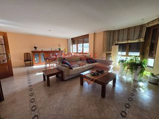 Casa en Onzonilla. Venta de casa adosada con gran nave, terraza y espacios �nicos e