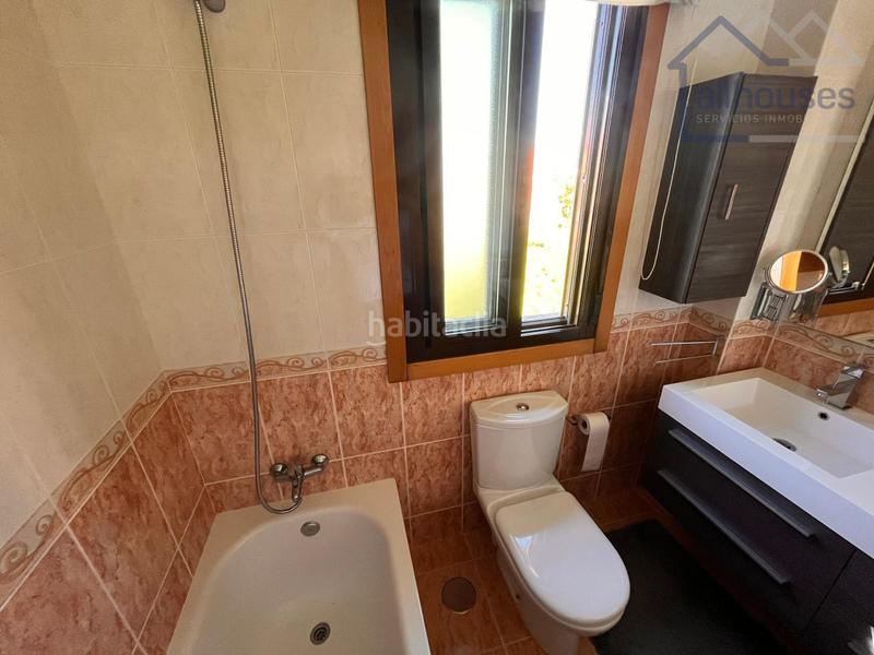 Foto 28c71e37-161b-441e-ba15-3b099ddebbea. Casa aparellada amb calefacció aparcament a Darbo Cangas