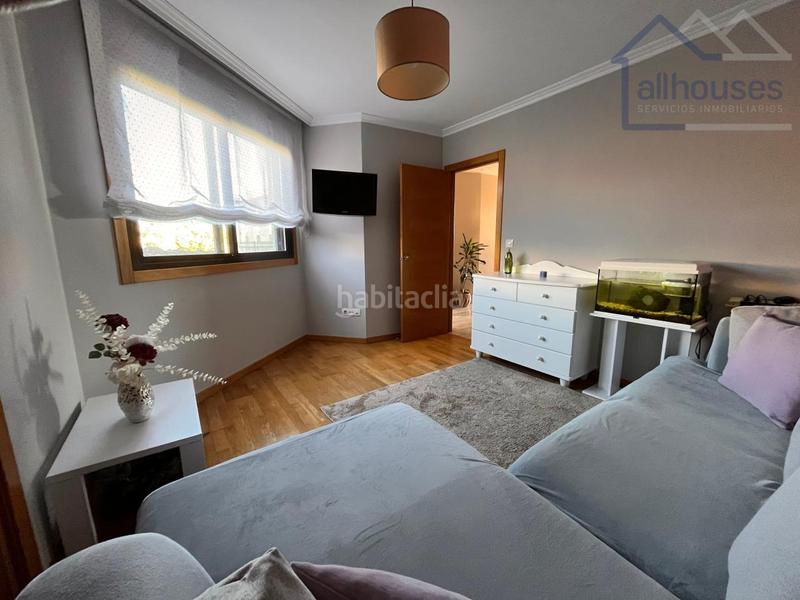 Foto 4d804353-8b7b-4339-bf04-de58086caf1c. Casa aparellada amb calefacció aparcament a Darbo Cangas