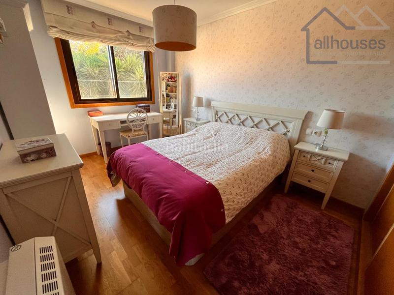 Foto 9d4d05f0-d8a4-45b3-9211-303b64152cd2. Casa aparellada amb calefacció aparcament a Darbo Cangas