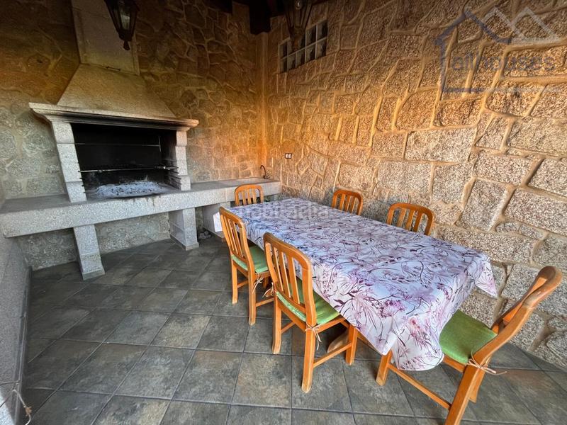 Foto c056b512-c3d4-4c8b-a6b9-c934886866bb. Casa aparellada amb calefacció aparcament a Darbo Cangas