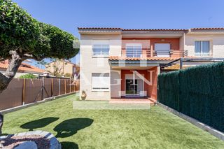 Casa aparellada  Carrer treviso. Preciosa casa pareada oportunidad en vilafortuny cambrils