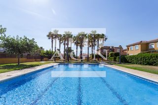 Planta baja  Carrer de ramon llull 6. Acogedora planta baja en mont-roig del camp con jardín privado,