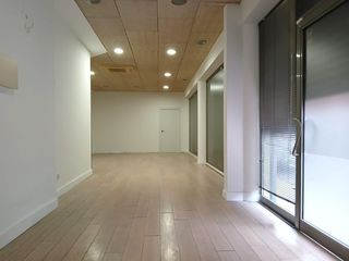 Lloguer Local Comercial a Carrer ramon berenguer 52. Local esquinero con gran visibilidad