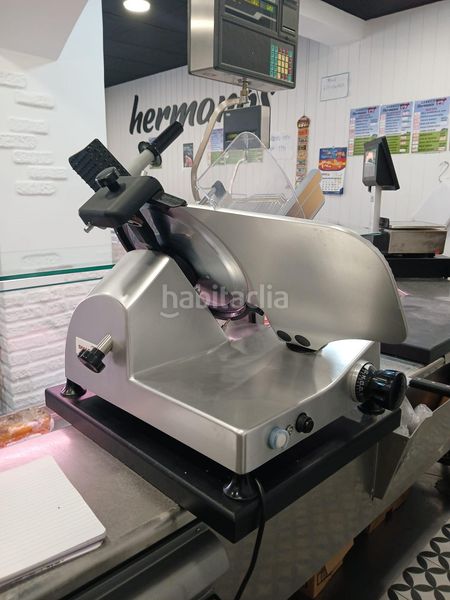 Foto 60233f4f-7f80-47ce-a0f7-363adfb7a490. Traspaso local comercial urge traspaso carniceria seminueva en pleno rendimiento en Sabadell